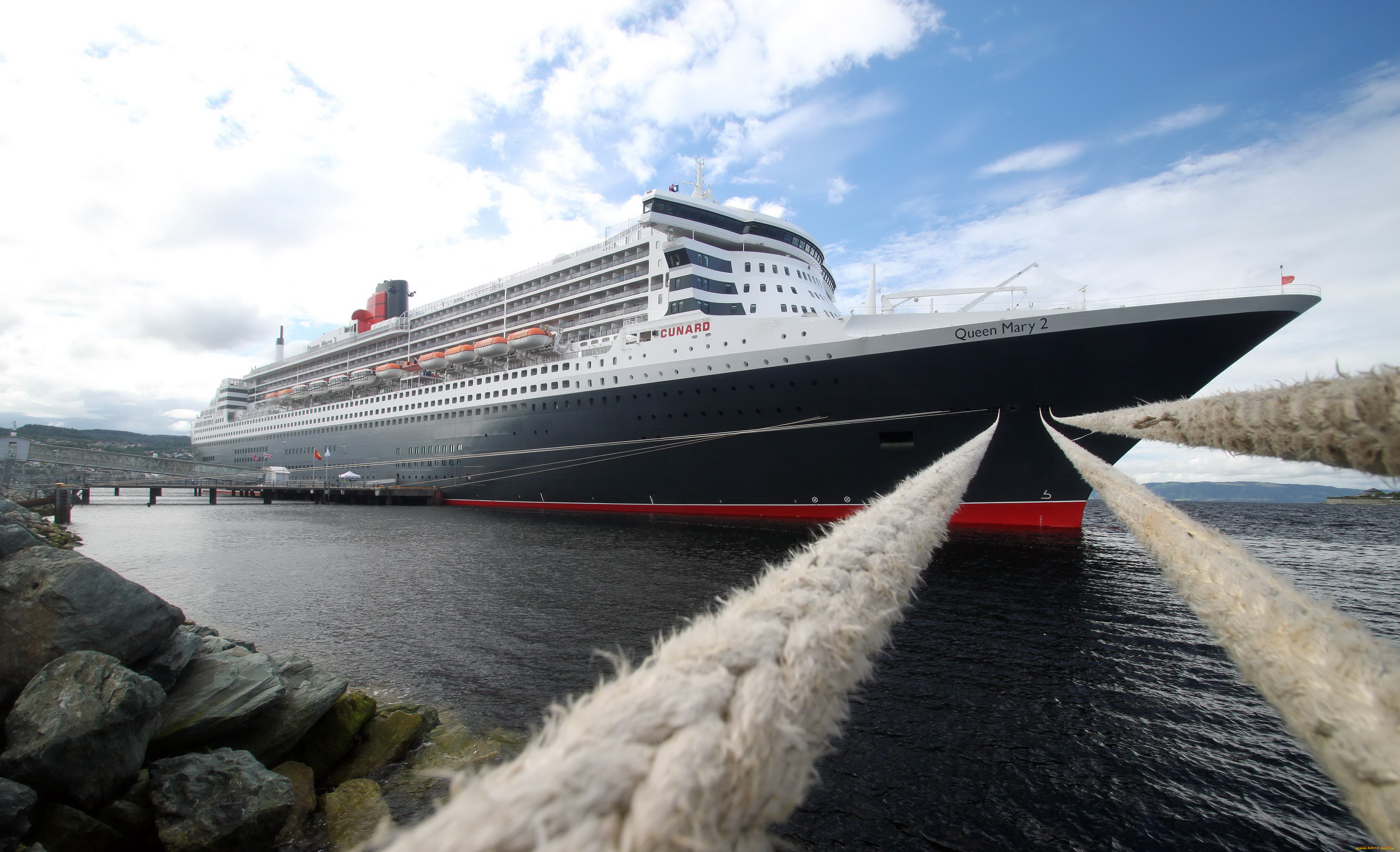 Корабль королева. Океанский лайнер Queen Mary 2. Queen Mary корабль. Корабль Квин мери 2. Лайнер куин Мэри.